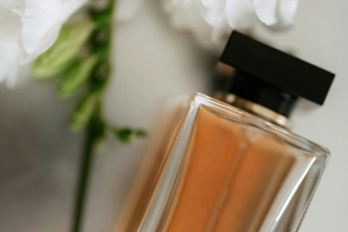 Basta poco profumo per restare freschi a lungo: la guida per mantenere la fragranza ideale tutto il giorno