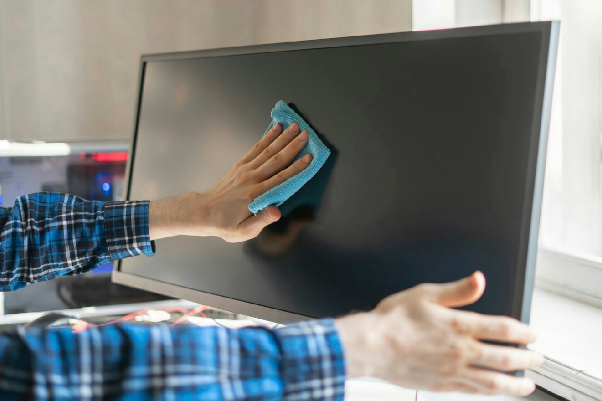 Guida pratica per pulire monitor LCD e OLED mantenendo il pannello intatto e perfetto