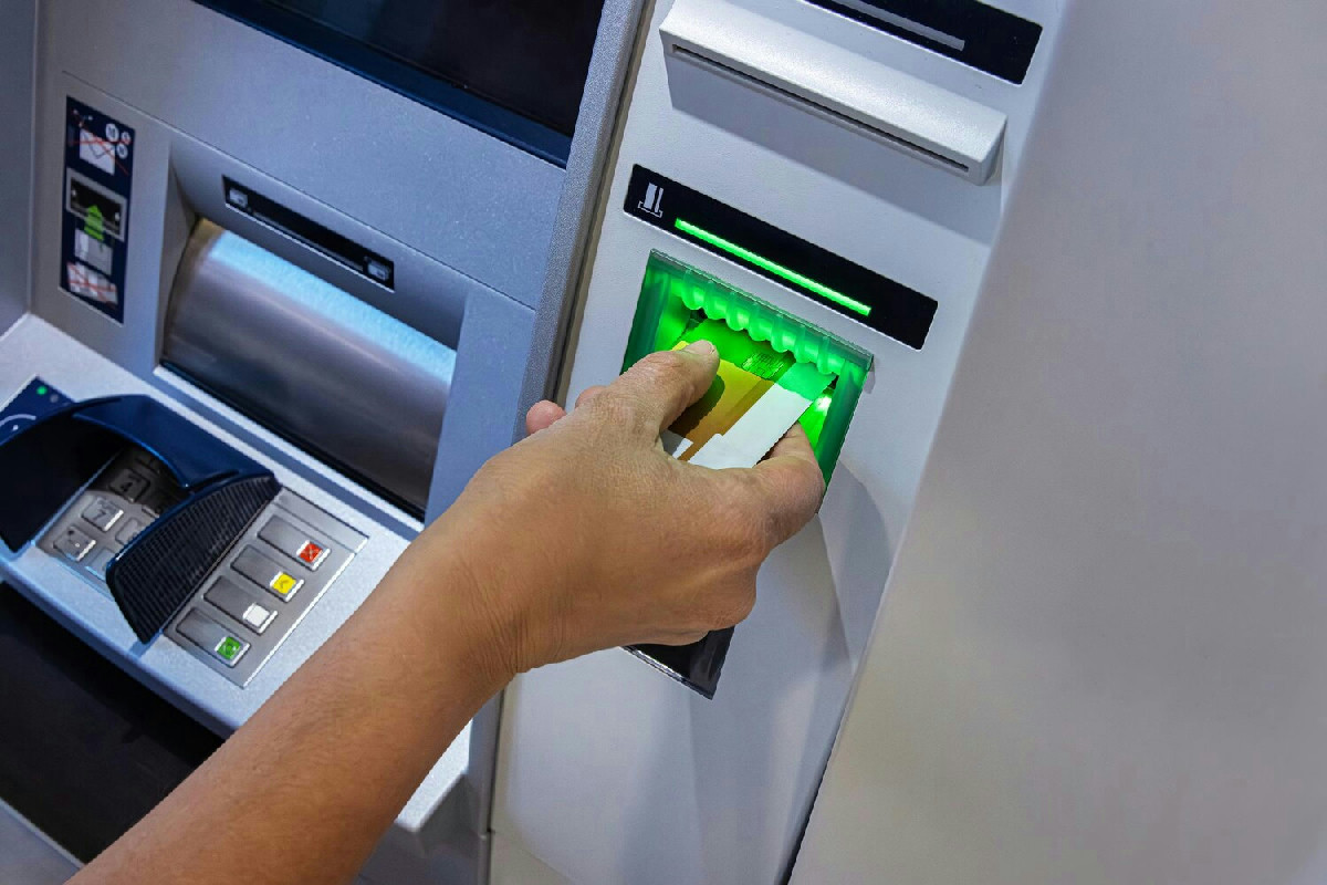 L’uso degli sportelli bancomat si riduce drasticamente: cosa cambierà nel prossimo futuro