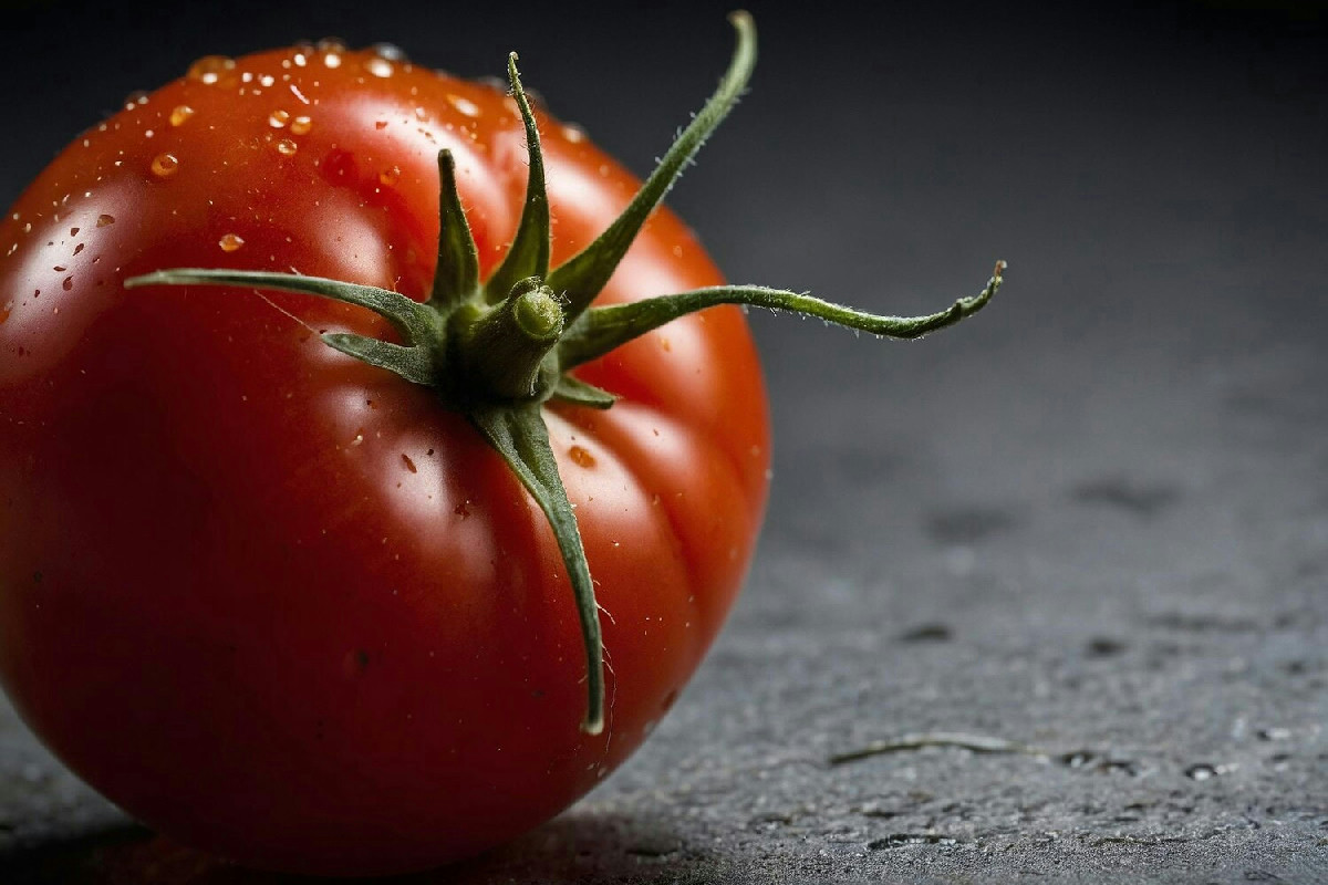Un semplice gesto con i pomodori che accelera la maturazione mantenendo intatto il sapore finale
