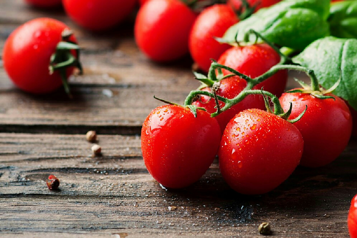 Un semplice gesto con i pomodori che accelera la maturazione mantenendo intatto il sapore finale